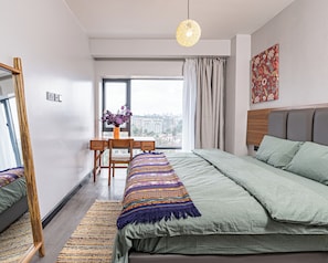 2 Schlafzimmer, Schreibtisch, Bügeleisen/Bügelbrett, Reisekinderbett