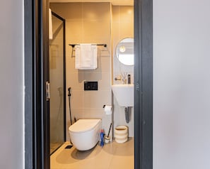 Dusche, Haartrockner, Handtücher, Seife