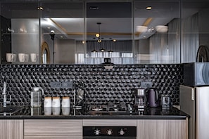 Wasserkocher mit Kaffee-/Teezubehör, Kühlschrank, Mikrowelle, Ofen