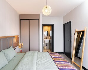 2 chambres, bureau, fer et planche à repasser, lit de bébé portatif