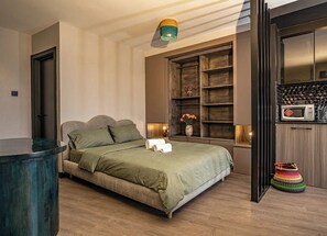 1 habitación, escritorio, tabla de planchar con plancha y cuna de viaje 