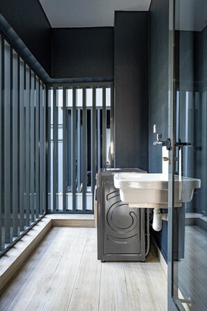 Douche, sèche-cheveux, serviettes fournies, savon