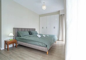 2 chambres, bureau, fer et planche à repasser, lit parapluie