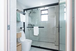 Dusche, umweltfreundliche Kosmetikartikel, Haartrockner, Handtücher