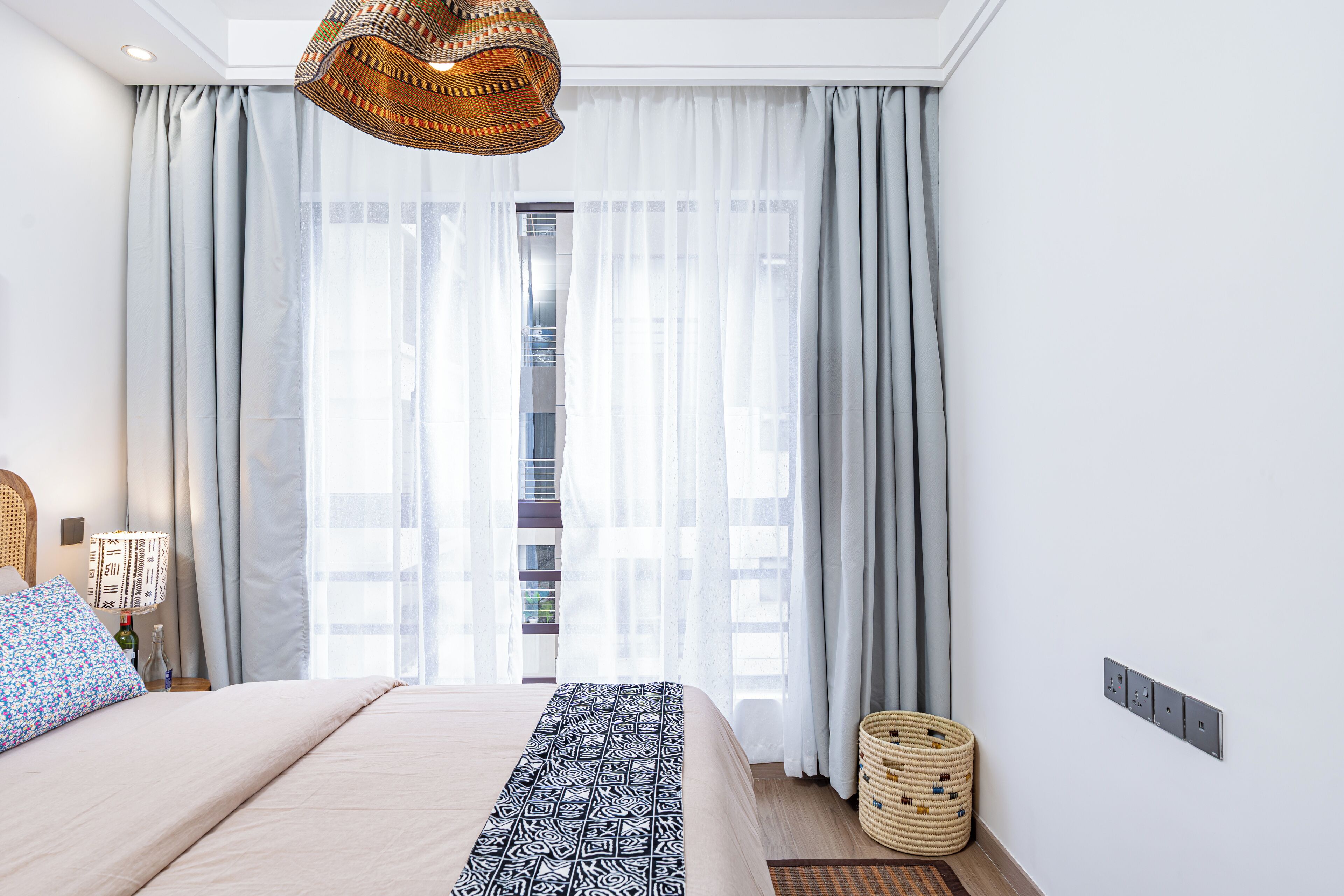 2 habitaciones, escritorio y tabla de planchar con plancha 