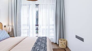 2 habitaciones, escritorio y tabla de planchar con plancha