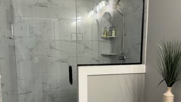 Douche, sèche-cheveux, serviettes fournies, savon