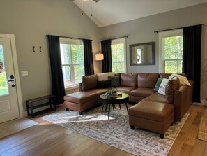 Smart TV - New Charming 2-bedroom house in enjoyable New Haven, 6 Miles from Bardstown! (New Haven)