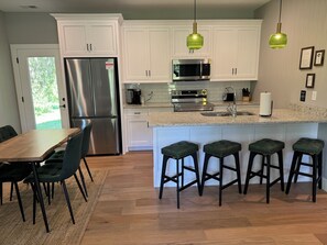 Fridge, microwave, oven, stovetop - New Charming 2-bedroom house in enjoyable New Haven, 6 Miles from Bardstown! (New Haven)