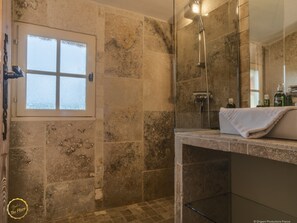 Douche, séchoir à cheveux, serviettes fournies, savon