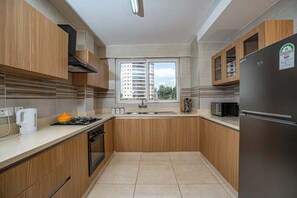 Frigorífico, microondas, horno y placa de cocina