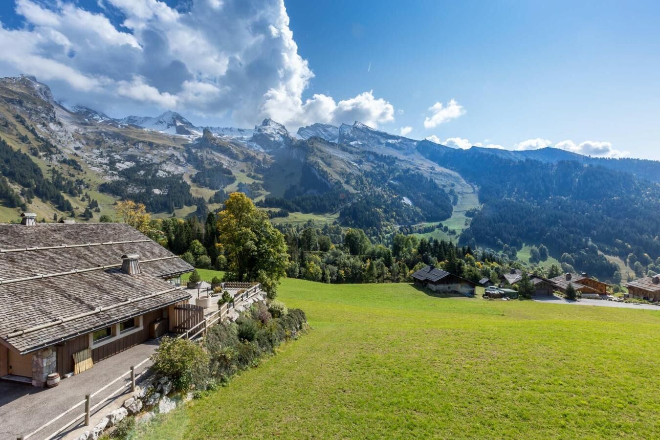 Un refugio de montaña con vistas al paisaje circundante.