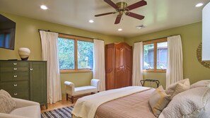 4 bedrooms, desk, iron/ironing board, free WiFi - MAISON de BLUE et BLANC, 
Exquisite home close to town, campus, & Beaver Stadium (State College)