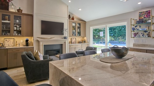 MAISON de BLUE et BLANC, 
Exquisite home close to town, campus, & Beaver Stadium