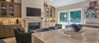 MAISON de BLUE et BLANC, 
Exquisite home close to town, campus, & Beaver Stadium