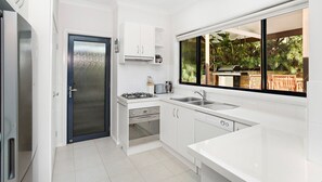 Kylskåp, mikrovågsugn, ugn och spishäll