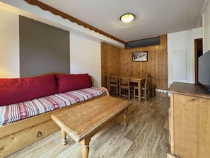 Living area - Resort center, 3rd floor, swimming pool, sauna, balcony, tv, 40m², Les Orres (Les Orres)