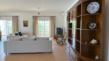 5 bedrooms, desk, soundproofing, Internet