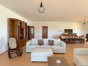 Villa | 5 bedrooms, desk, soundproofing, Internet