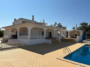 Villa | 5 bedrooms, desk, soundproofing, Internet