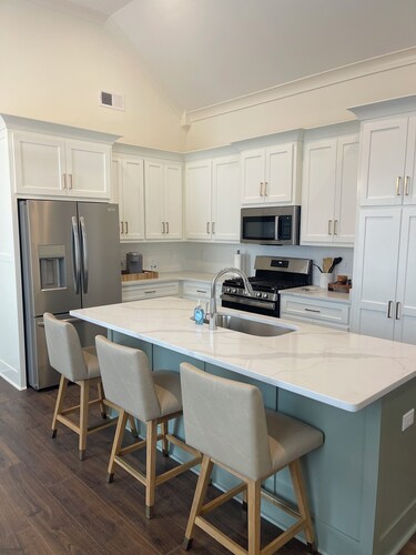 Beautiful Oxford Townhouse, just 3.3 miles from the iconic Oxford Square.