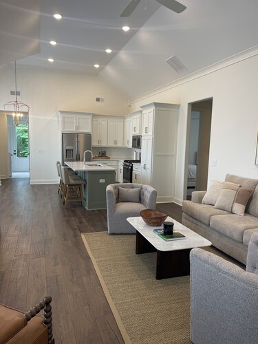 Beautiful Oxford Townhouse, just 3.3 miles from the iconic Oxford Square.