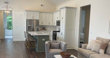 Beautiful Oxford Townhouse, just 3.3 miles from the iconic Oxford Square.