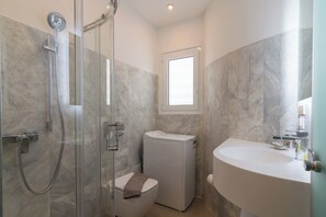 Dusche, Haartrockner, Handtücher, Shampoo