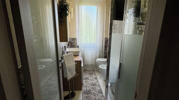 Doccia, asciugacapelli, bidet, asciugamani