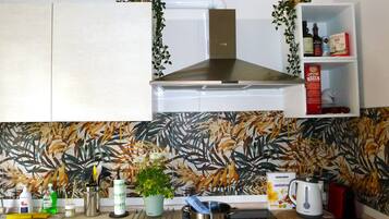 Frigorifero, microonde, forno, piano cottura