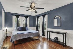 3 habitaciones, escritorio y tabla de planchar con plancha 