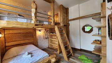 2 bedrooms, desk, iron/ironing board, free WiFi