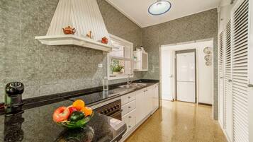 Een koelkast, een magnetron, een oven, een vaatwasser