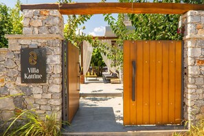 Exterior detail - Villa Katrina – Villa with private pool (Kástellos)