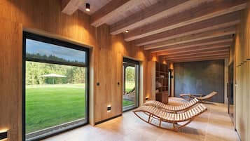 Hot tub, steam room