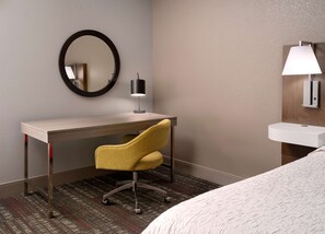 Suite, 1 kingsize-seng, ikke-røyk (Walk-in Shower;with Sofabed) | Skrivebord, skrivebord for bærbar PC og blendingsgardiner