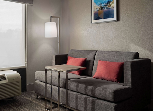 Een bureau, een laptopwerkplek, verduisterende gordijnen