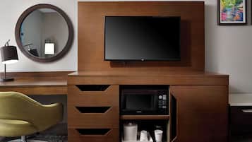 Escritorio, espacio para trabajar con laptop y cortinas blackout