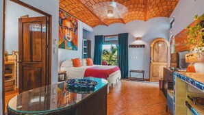 A room with a bed, a dining table, and a kitchen area. - Casa Del Morro - Studio Oasis with heated pool (Sayulita)