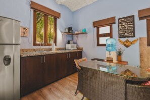 Réfrigérateur, micro-ondes, plaque de cuisson, cafetière/bouilloire