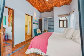 4 makuuhuonetta, silitysrauta/-lauta, ilmainen Wi-Fi, vuodevaatteet