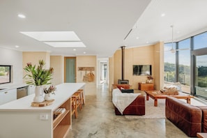 Un espacio moderno para vivir con cocina, comedor y zona de estar con vistas.