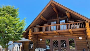 Un chalet en bois doté d’un balcon, d’une entrée couverte et d’une enseigne portant l’inscription « KUNDLUNGEN ».