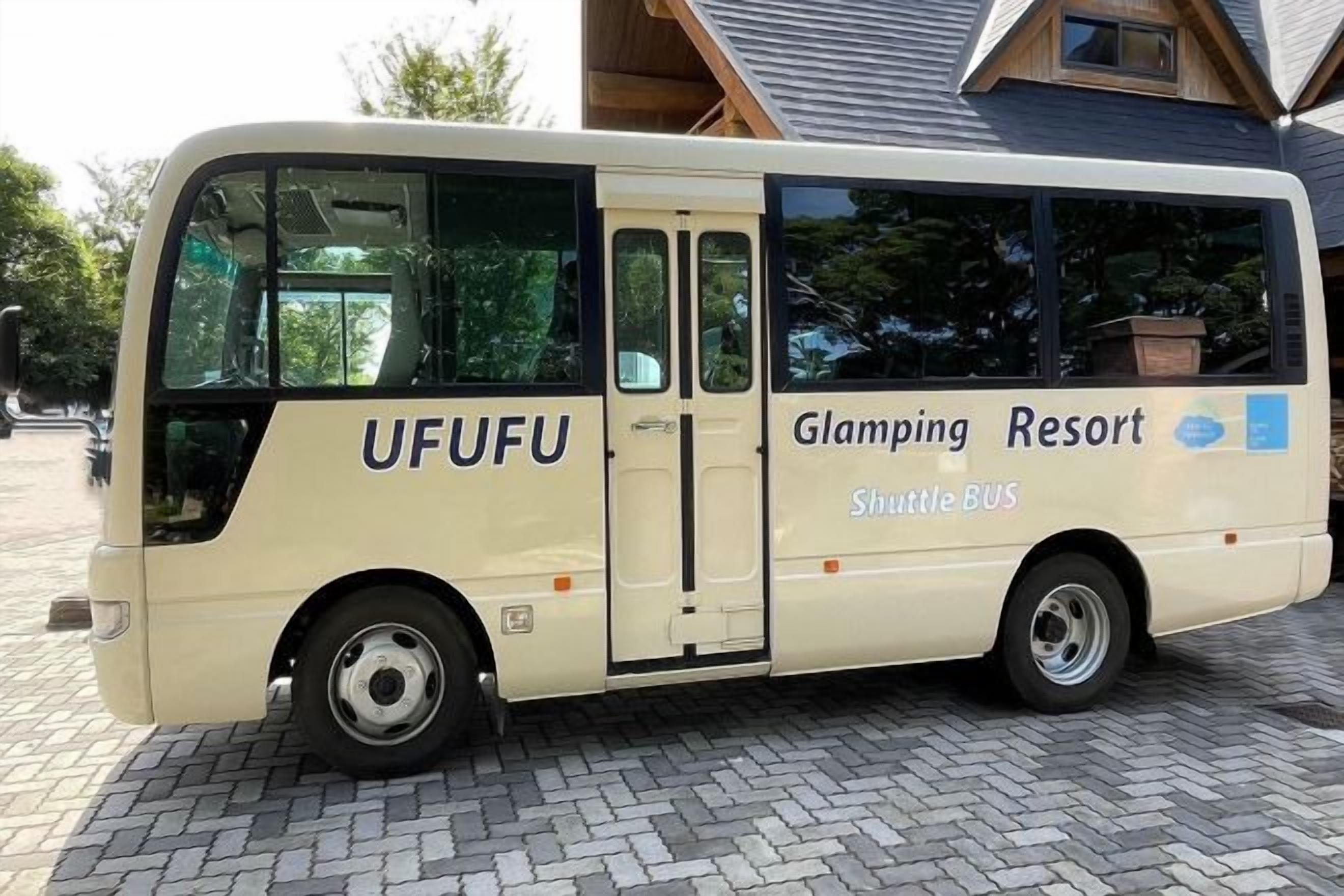 Une navette était garée devant un bâtiment sur lequel on pouvait lire l’inscription : « Complexe de glamping ».