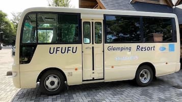 Une navette était garée devant un bâtiment sur lequel on pouvait lire l’inscription : « Complexe de glamping ».