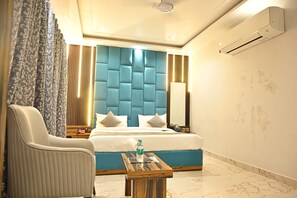 ラグジュアリー ダブルルーム キングベッド 1 台 バルコニー シティビュー | デスク、ノートパソコン用作業スペース、WiFi (無料)