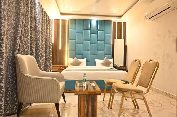 Luxury Double Room, 1 King Bed, Balcony, City View | Restaurant