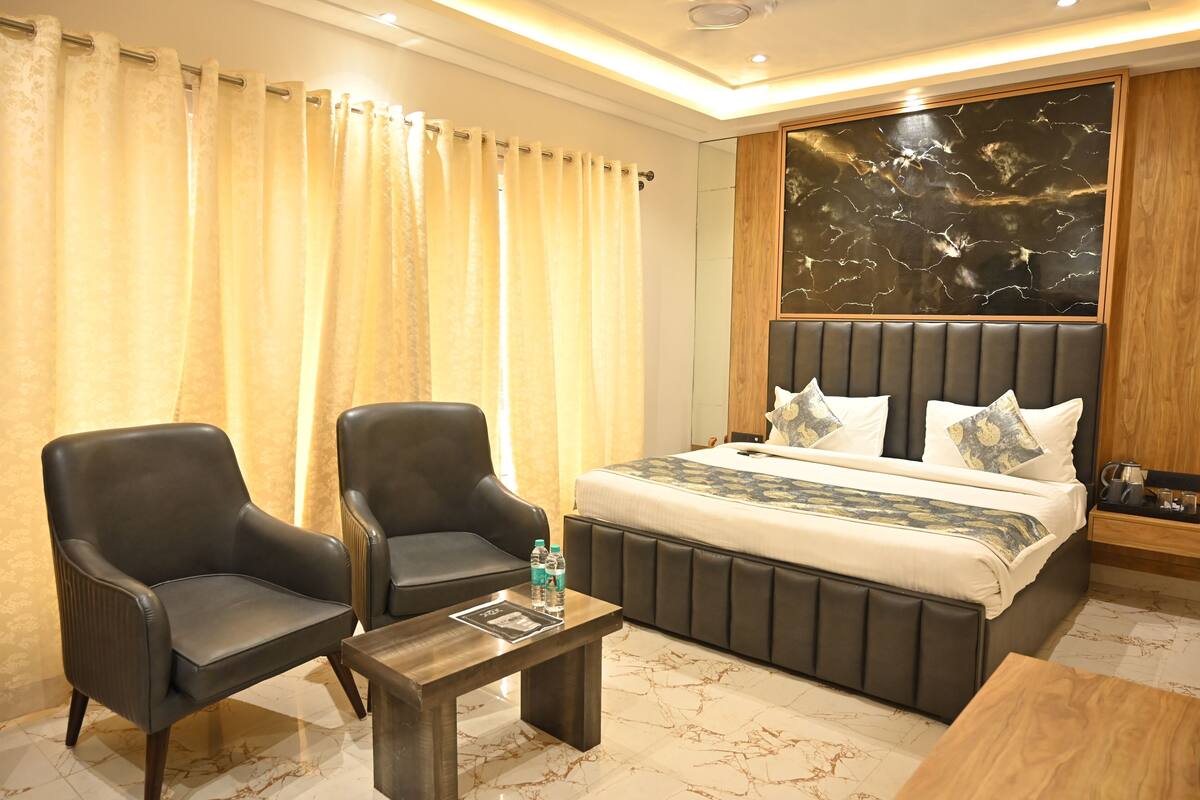 Desk, laptop workspace, free WiFi