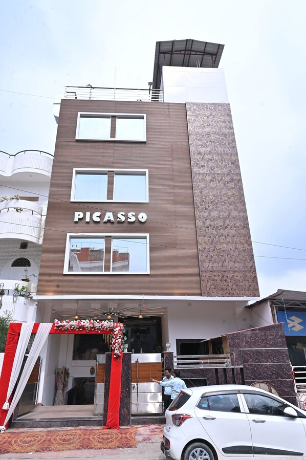 施設の正�面 (日没後)