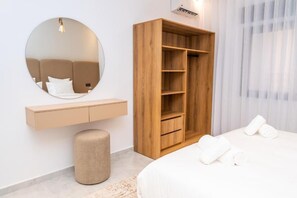 2 bedrooms, iron/ironing board, WiFi, bed sheets